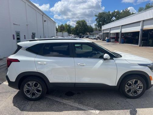 Snow White Pearl 2024 Kia Seltos S