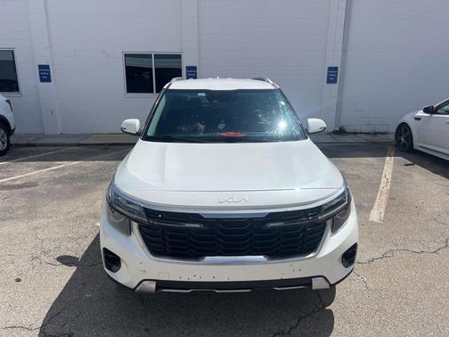 Snow White Pearl 2024 Kia Seltos S