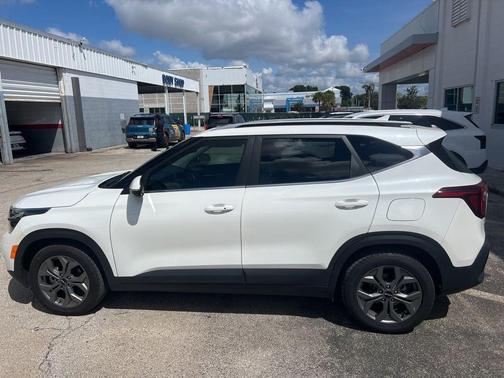 Snow White Pearl 2024 Kia Seltos S