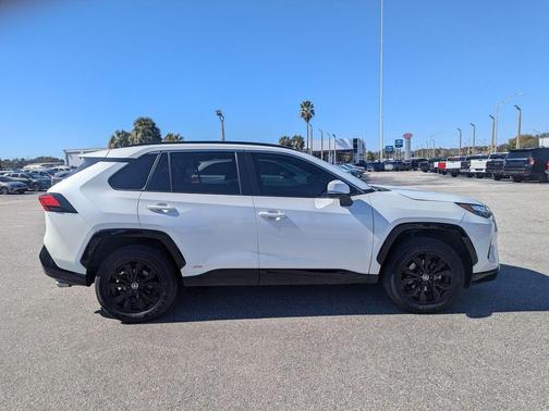 2022 Toyota RAV4 Hybrid SE
