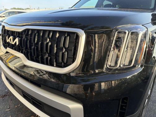 Ebony Black 2025 Kia Telluride LX