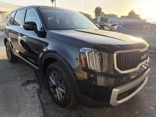 Ebony Black 2025 Kia Telluride LX