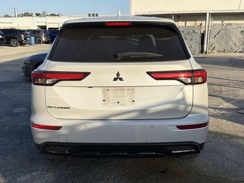 White 2022 Mitsubishi Outlander SE