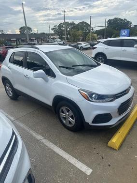 Summit White 2019 Chevrolet Trax LT
