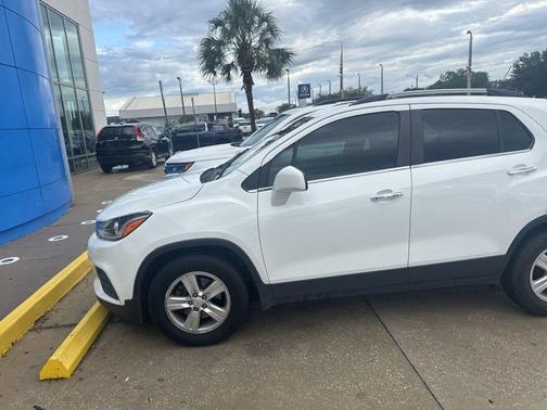Summit White 2019 Chevrolet Trax LT