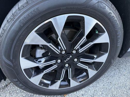 Ceramic Silver 2024 Kia Carnival EX