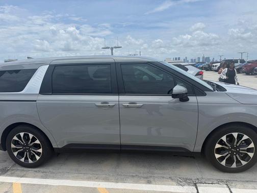 Ceramic Silver 2024 Kia Carnival EX