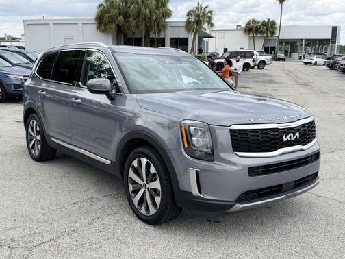 Everlasting Silver 2022 Kia Telluride EX