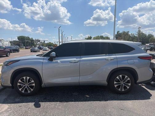 Gray 2023 Toyota Highlander L
