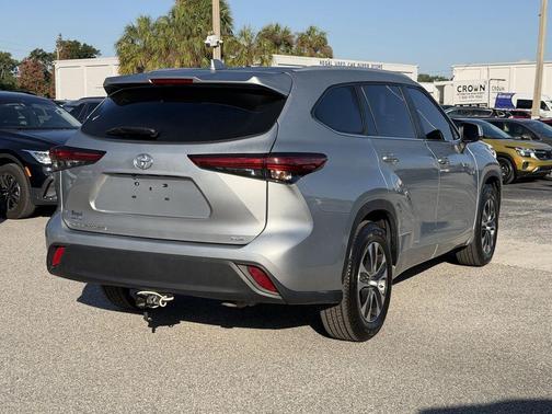 Celestial Silver Metallic 2023 Toyota Highlander XLE