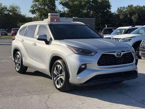 Celestial Silver Metallic 2023 Toyota Highlander XLE