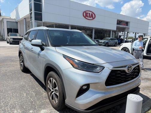 Gray 2023 Toyota Highlander L