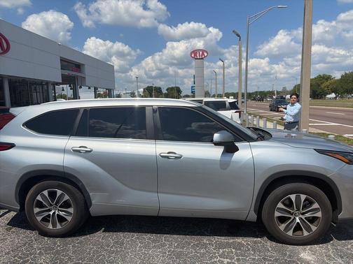 Gray 2023 Toyota Highlander L