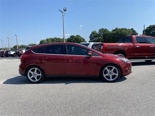 Photo 3 of 31 of 2014 Ford Focus Titanium