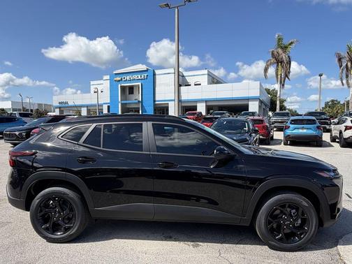 Mosaic Black Metallic 2026 Chevrolet Trax LT
