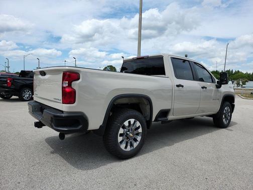White Sand 2026 Chevrolet Silverado 2500 Custom