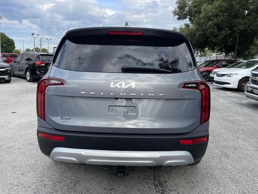 Everlasting Silver 2022 Kia Telluride LX