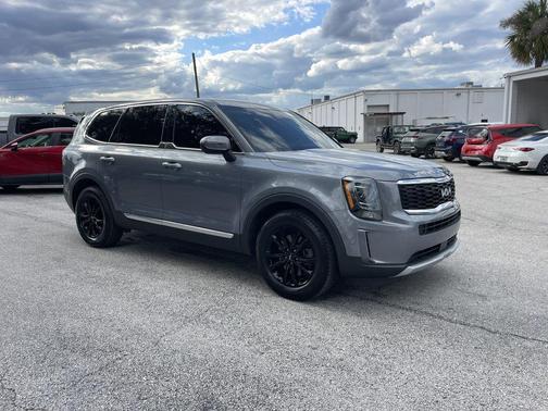 Everlasting Silver 2022 Kia Telluride LX