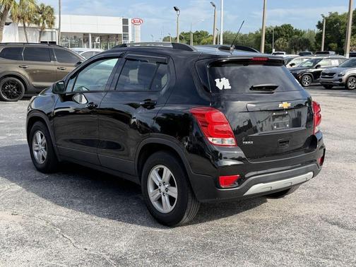 Mosaic Black Metallic 2022 Chevrolet Trax LT