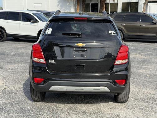 Mosaic Black Metallic 2022 Chevrolet Trax LT