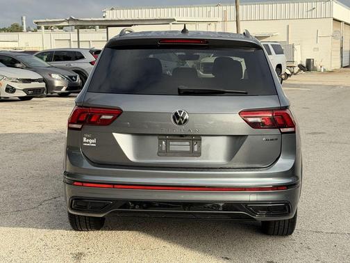 Platinum Gray Metallic 2022 Volkswagen Tiguan 2.0T SE R-Line Black