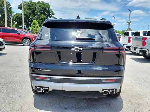 Mosaic Black Metallic 2026 Chevrolet Traverse LT