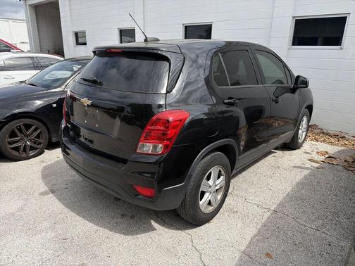 Mosaic Black Metallic 2022 Chevrolet Trax LS