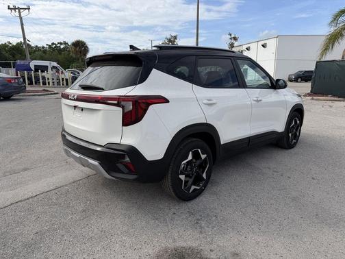 Clear White / Black Roof 2026 Kia Seltos S