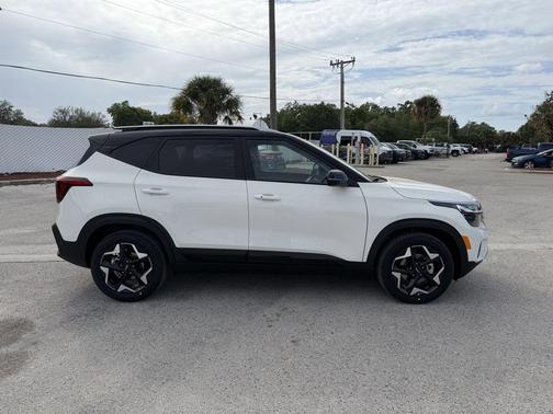 Clear White / Black Roof 2026 Kia Seltos S