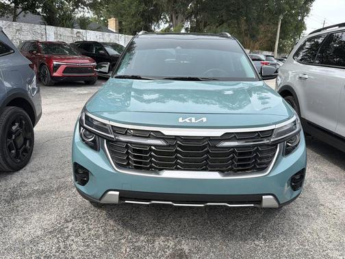 Blue / Black 2025 Kia Seltos S