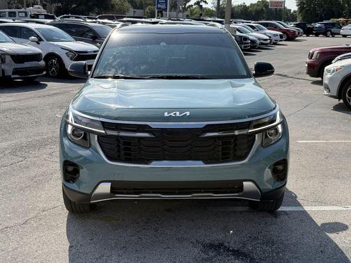 Blue / Black 2025 Kia Seltos S