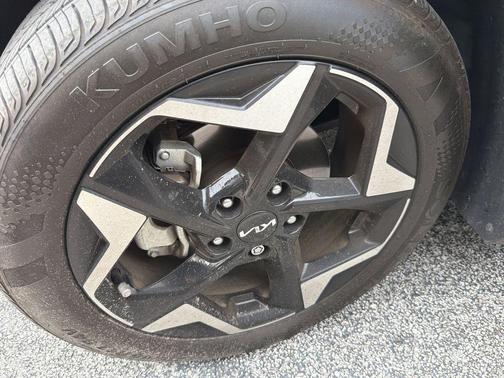 Blue / Black 2025 Kia Seltos S