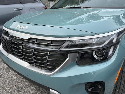 Blue / Black 2025 Kia Seltos S