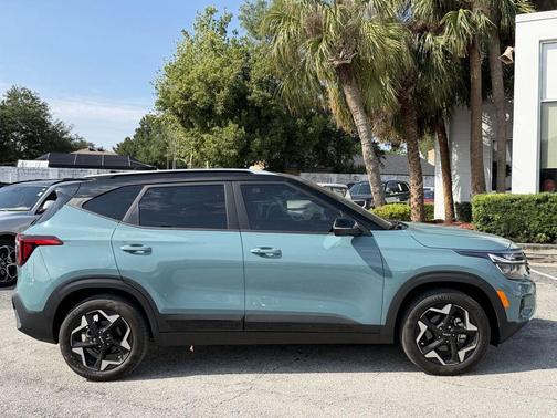 Blue / Black 2025 Kia Seltos S