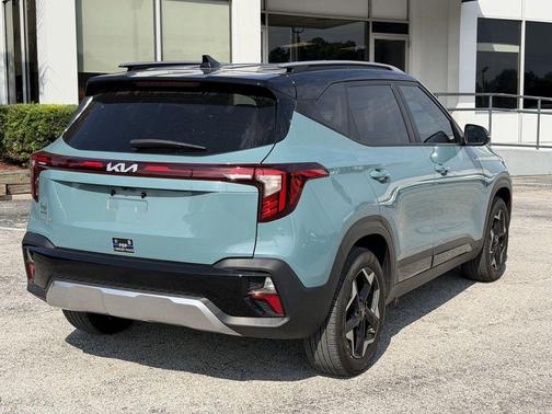 Blue / Black 2025 Kia Seltos S