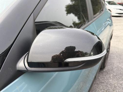 Blue / Black 2025 Kia Seltos S
