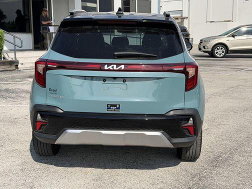 Blue / Black 2025 Kia Seltos S