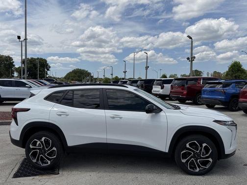 Summit White 2026 Chevrolet Trax 2RS