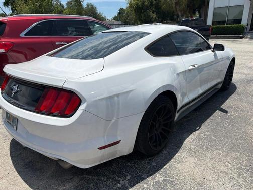 Oxford White 2017 Ford Mustang V6