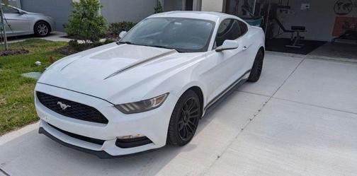 Oxford White 2017 Ford Mustang V6