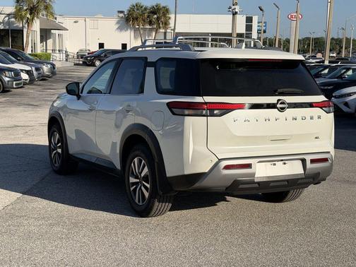 White 2024 Nissan Pathfinder SL