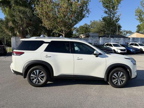 White 2024 Nissan Pathfinder SL