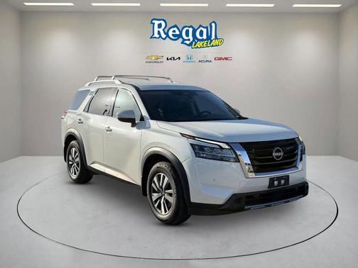 White 2024 Nissan Pathfinder SL