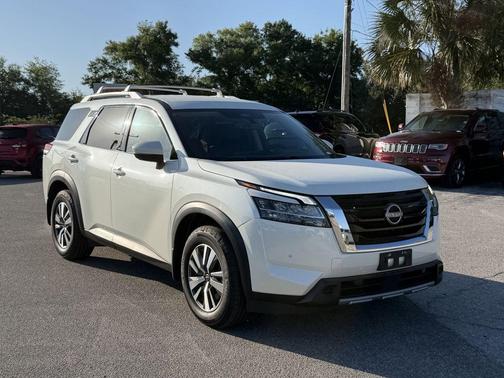 White 2024 Nissan Pathfinder SL