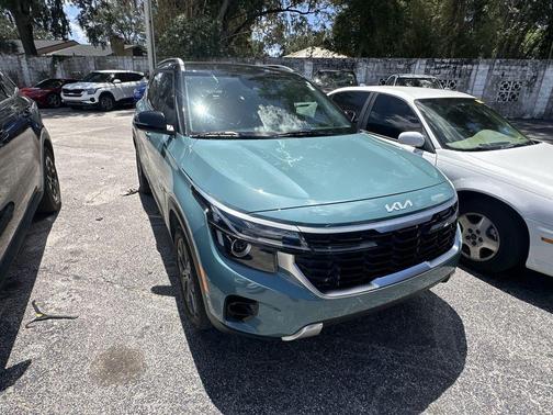 Blue / Black 2024 Kia Seltos S