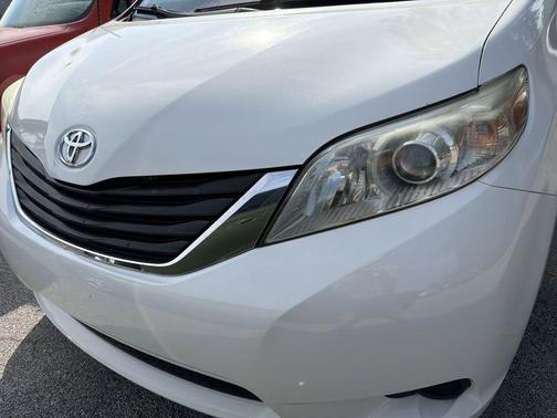 Super White 2011 Toyota Sienna LE