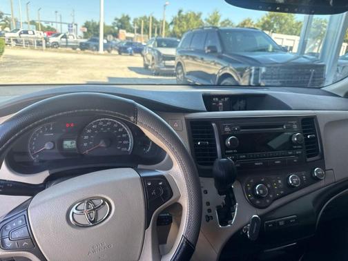 Super White 2011 Toyota Sienna LE