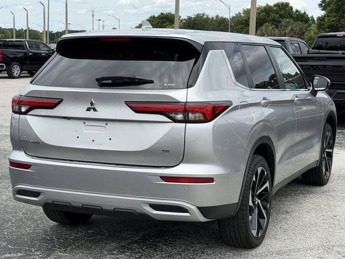 Gray 2024 Mitsubishi Outlander SE