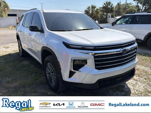 Iridescent Pearl Tricoat 2025 Chevrolet Traverse LT