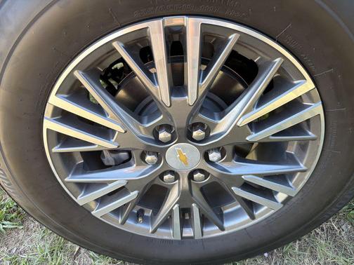 Iridescent Pearl Tricoat 2025 Chevrolet Traverse LT